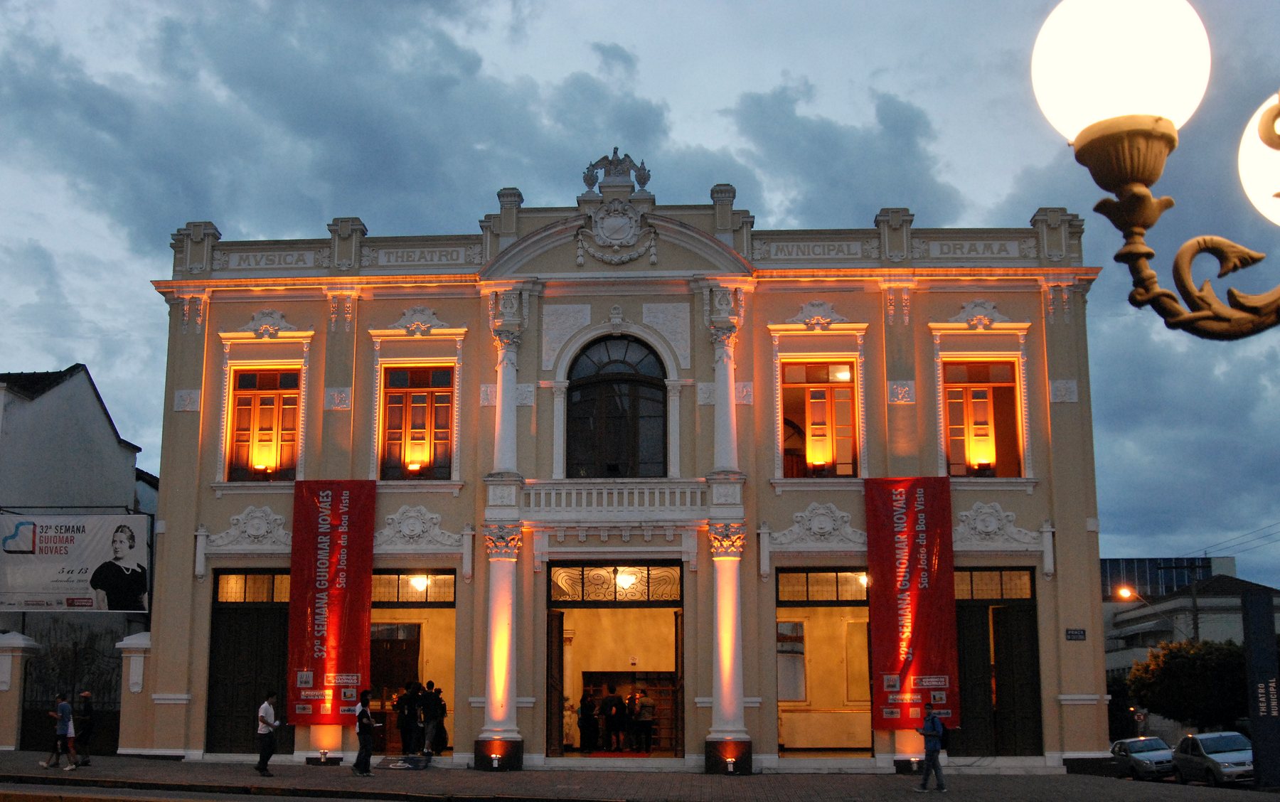 A fachada iluminada ao entardecer — o frontão e as arcadas sob a luz do fim de tarde, diante da Praça da Catedral.