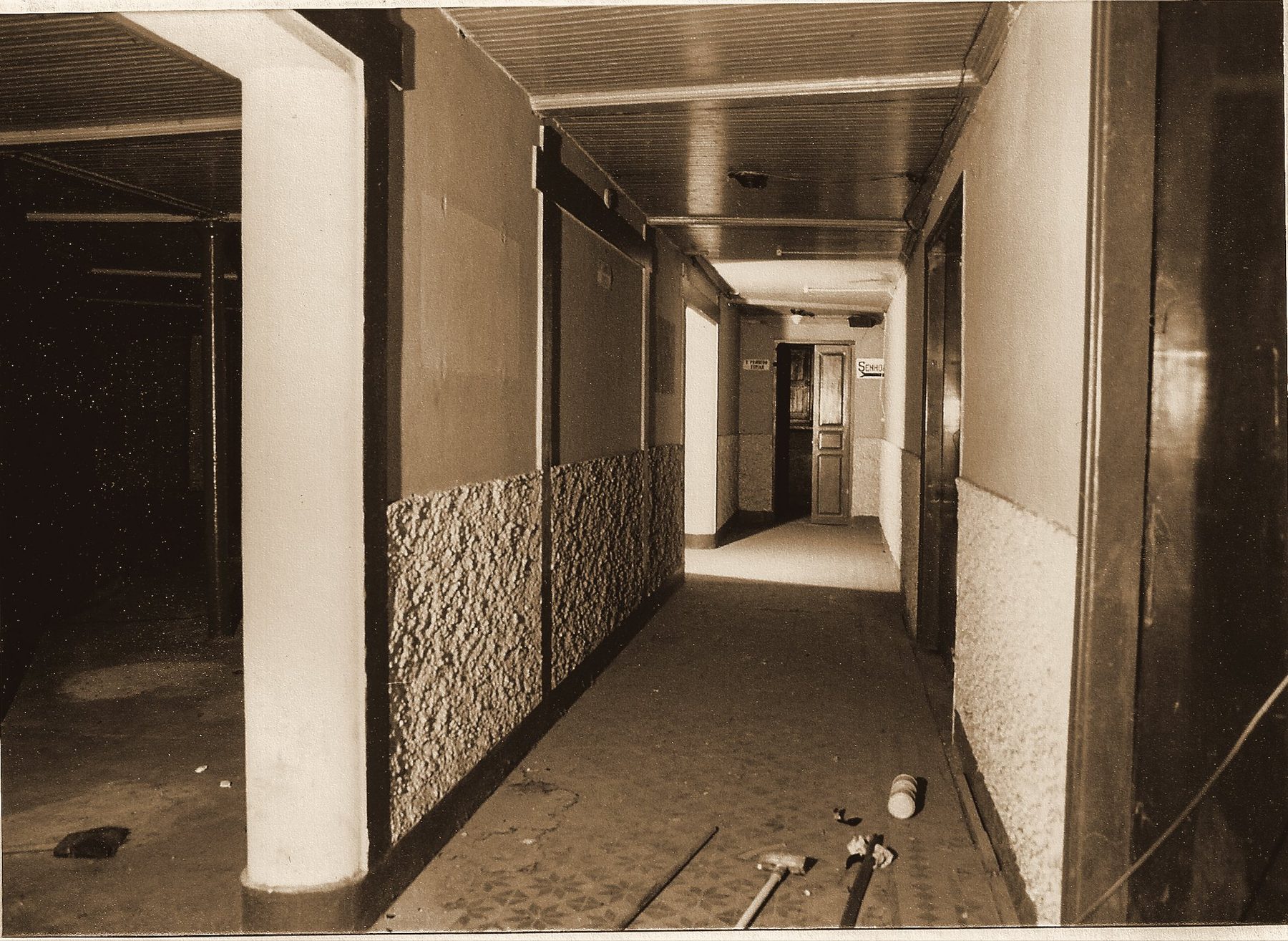 O Theatro deteriorado, no período de declínio que antecedeu a mobilização.