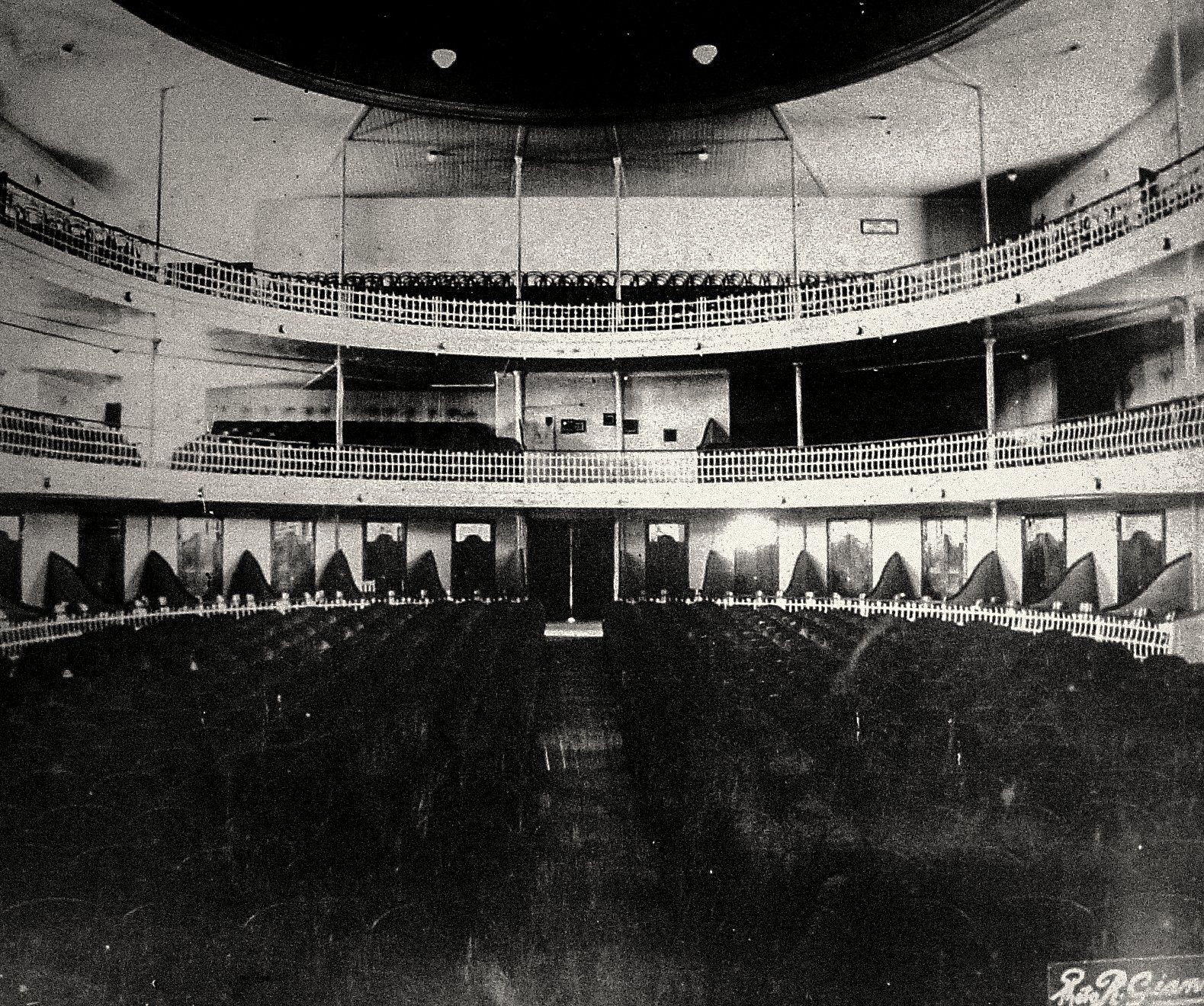A plateia vista do palco, em registro histórico — a sala original, com a curva das galerias.