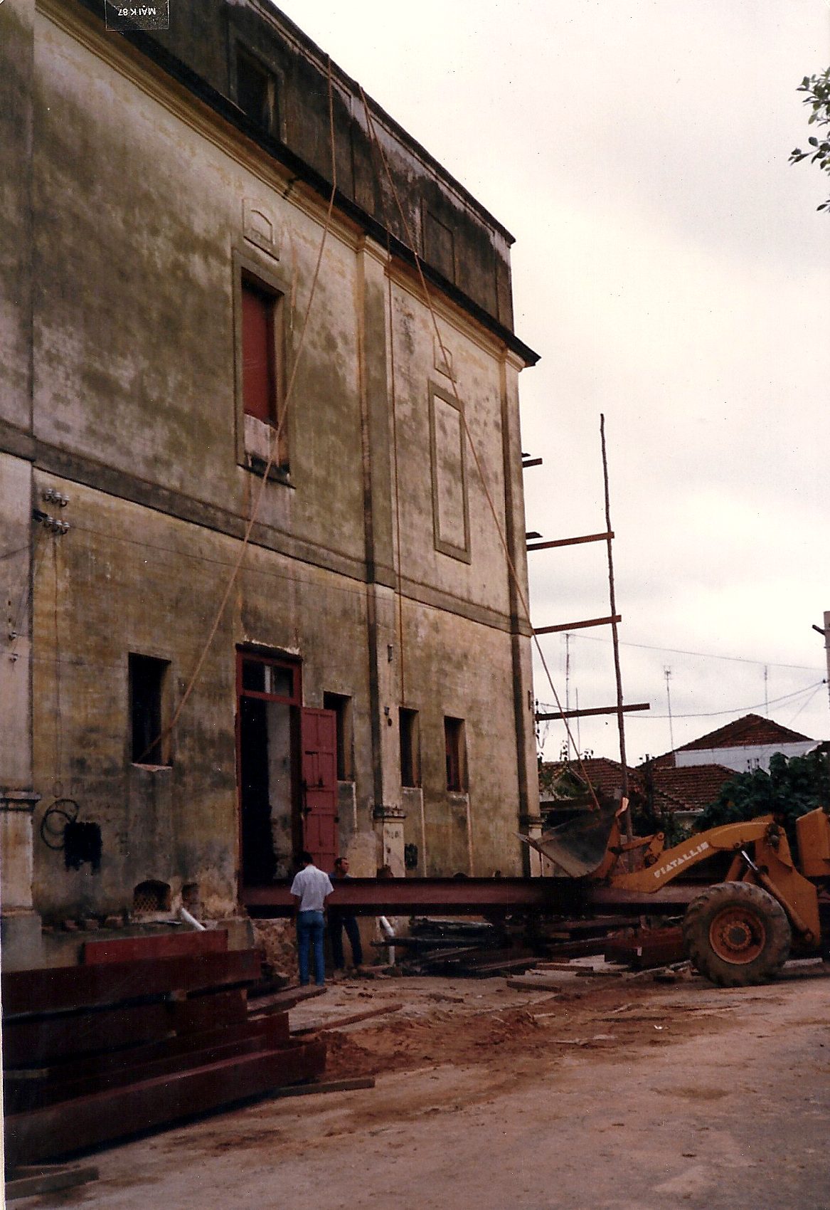 O edifício durante as obras de restauração, com andaimes na fachada.