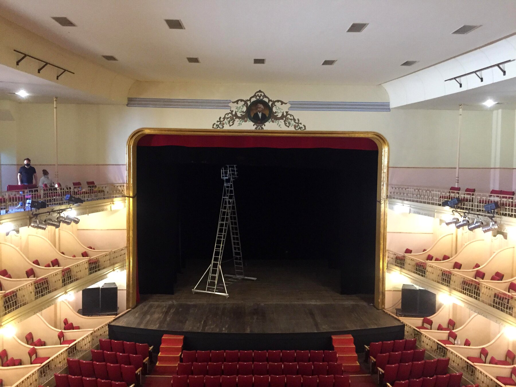 O palco e a boca de cena, com o medalhão de Carlos Gomes ao alto.