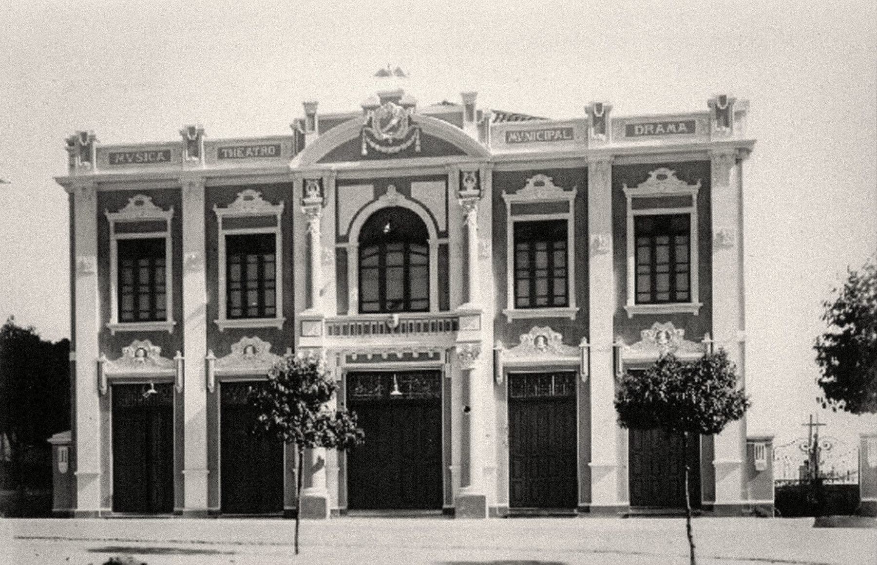 A fachada do Theatro em registro antigo, com a faixa de inscrições no alto da cornija.