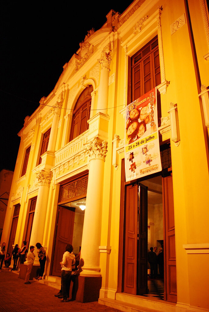 A fachada iluminada à noite, em noite de evento.