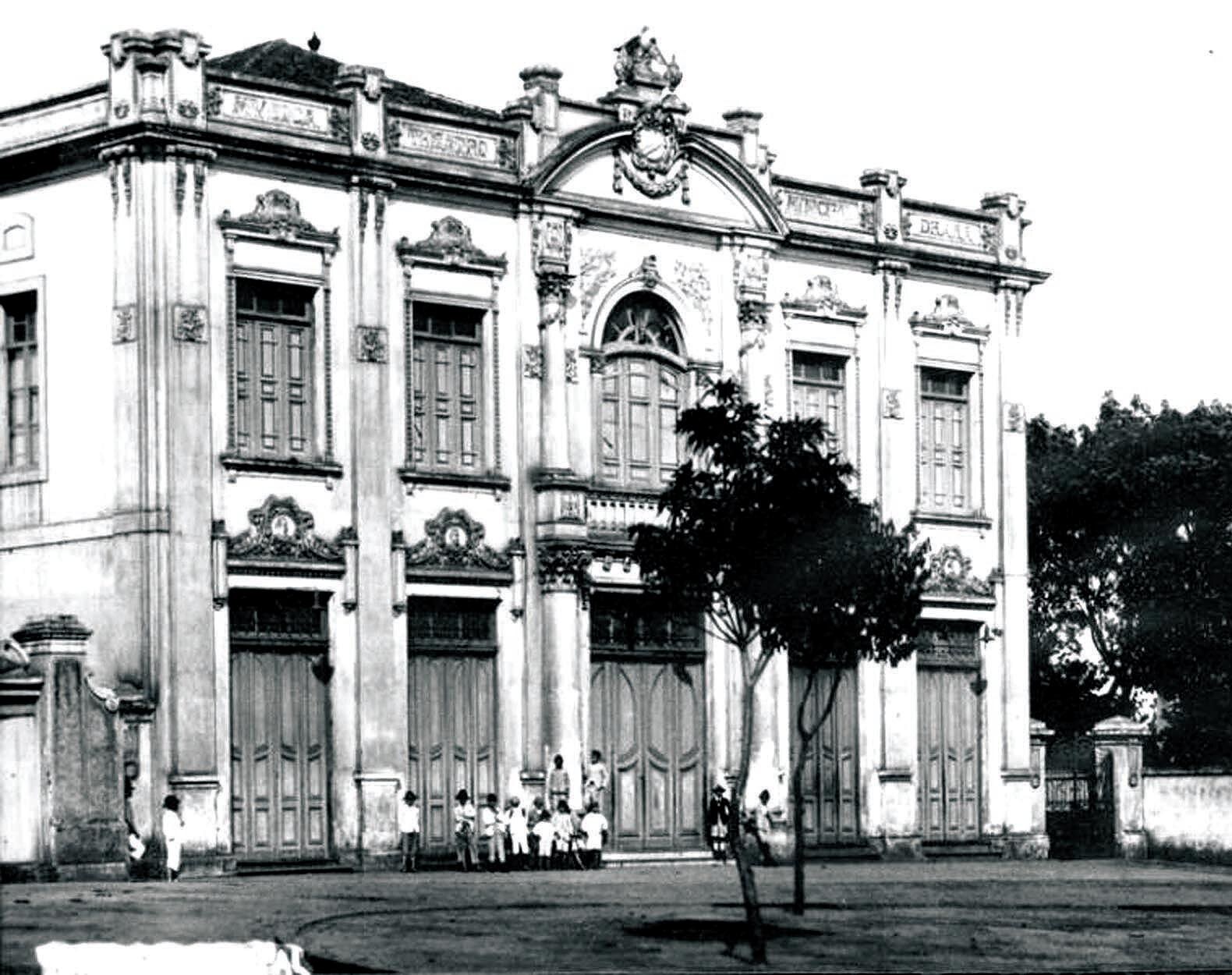 A fachada eclética do Theatro em registro antigo — o edifício nas primeiras décadas.
